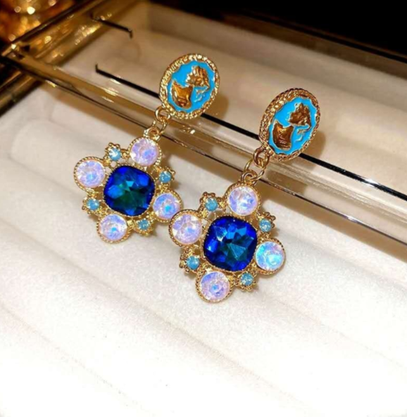 Vintage-Ohrringe mit Beauty-Head aus Zirkonia und Saphirblau (Silbernadel)