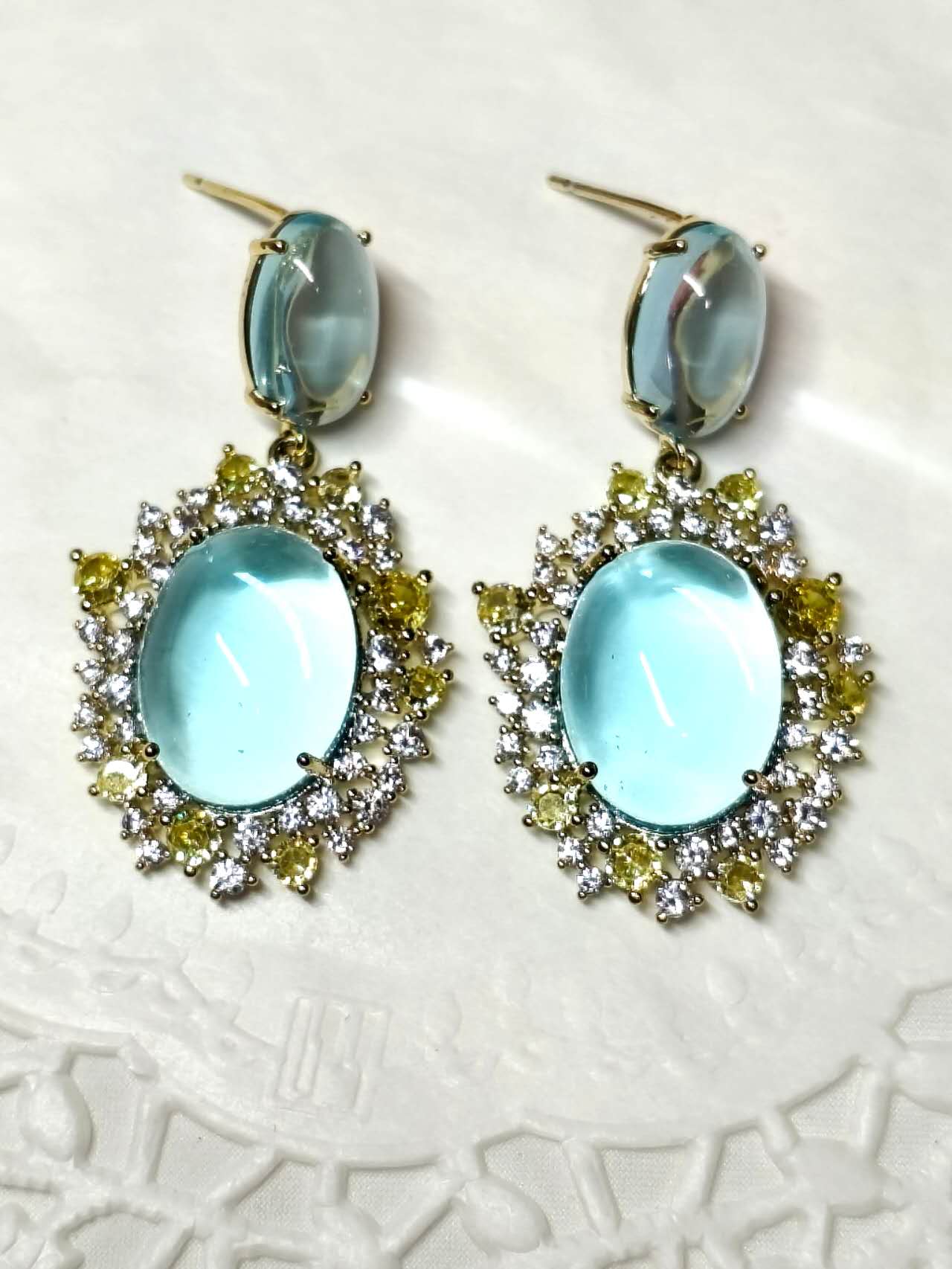 Orecchini pendenti con zircone blu acquamarina, perni in argento sterling