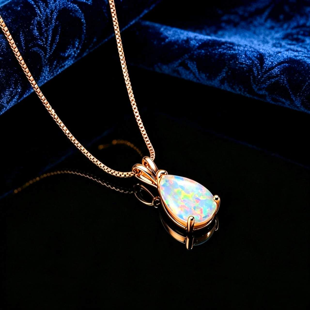 18K vergoldete Kette mit tropfenförmigem Opal