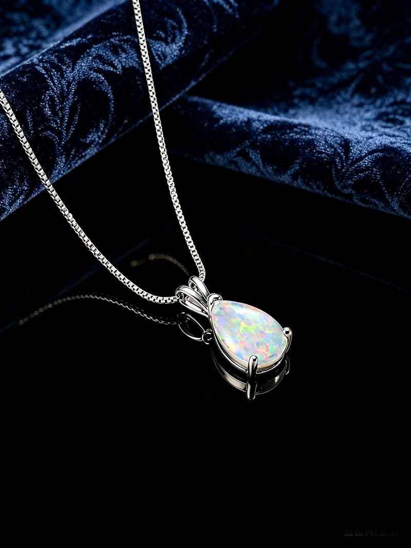 18K vergoldete Kette mit tropfenförmigem Opal