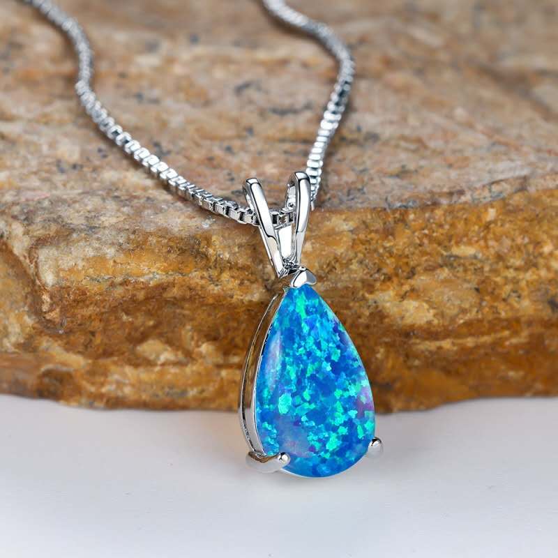 18K vergoldete Kette mit tropfenförmigem Opal