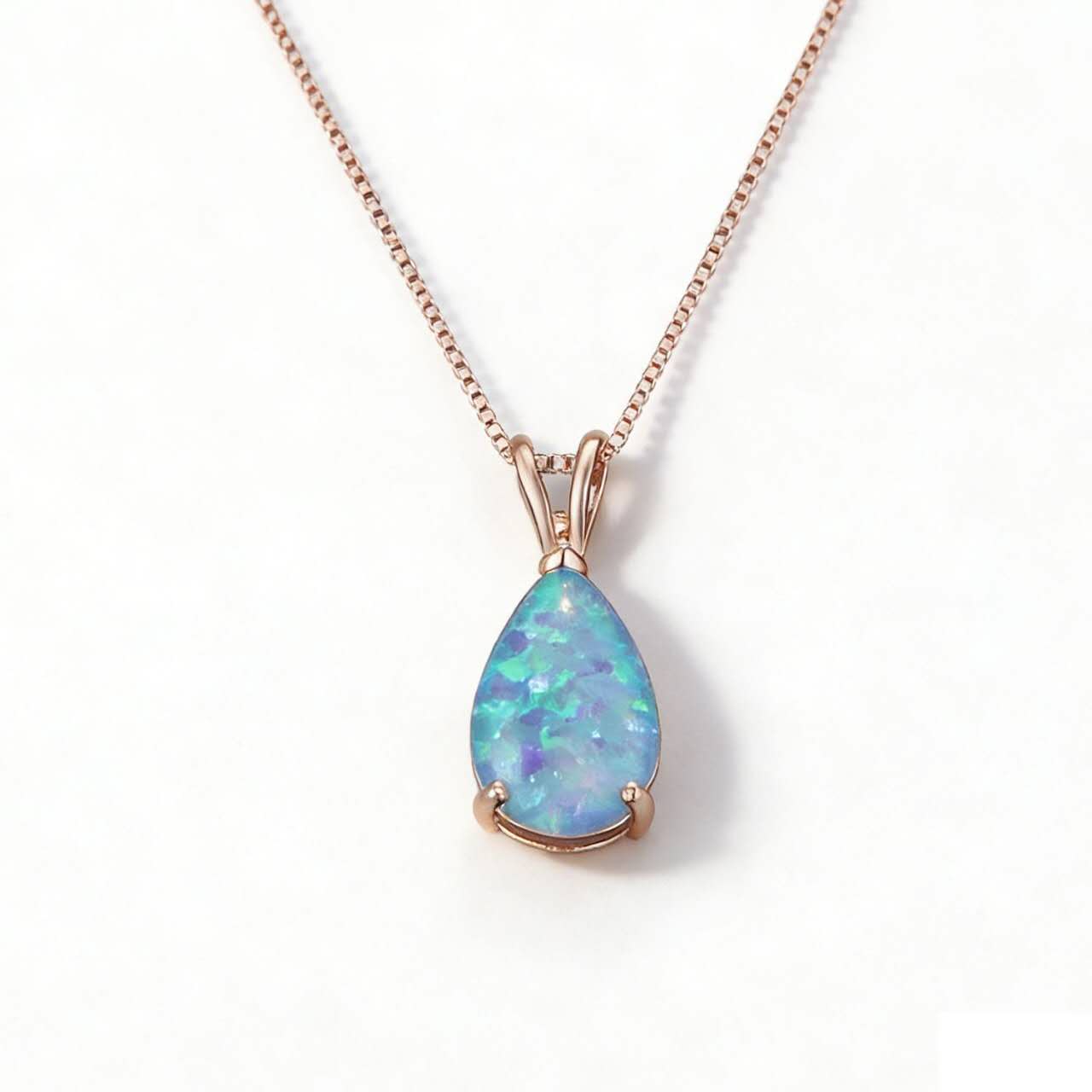 18K vergoldete Kette mit tropfenförmigem Opal