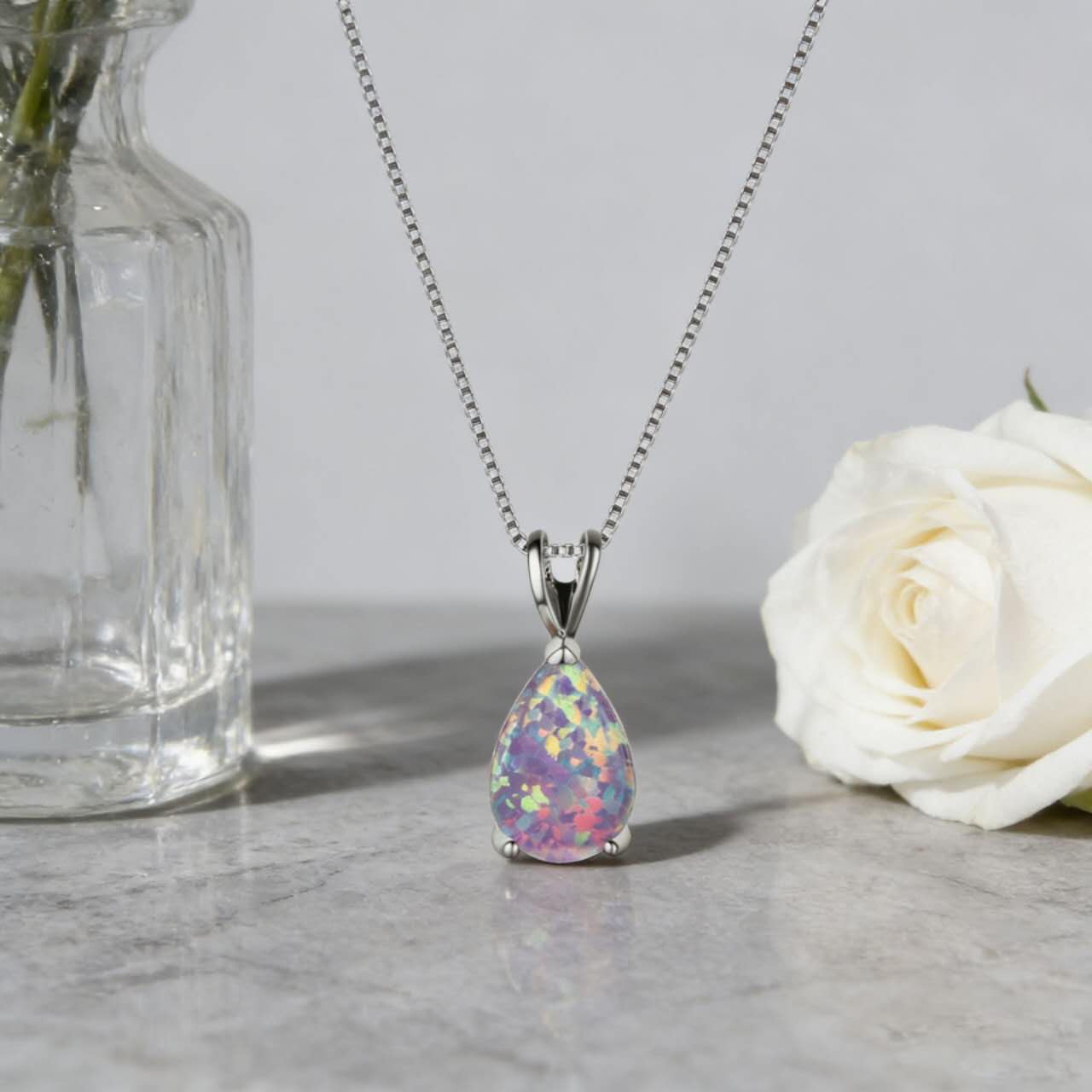 18K vergoldete Kette mit tropfenförmigem Opal