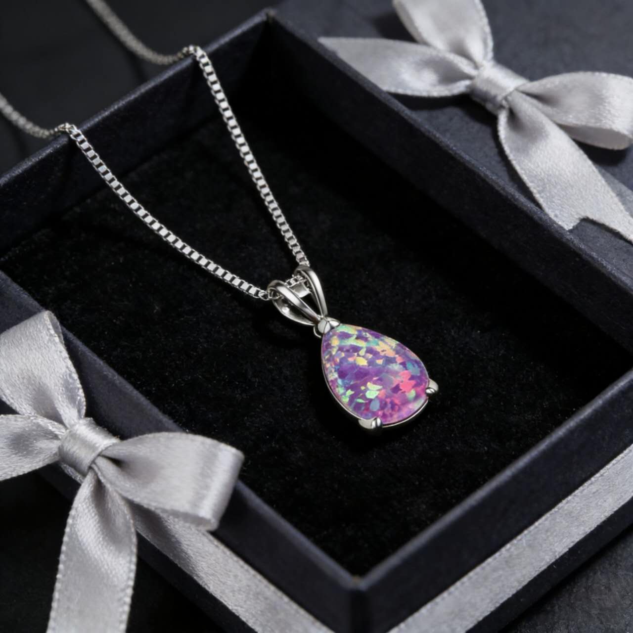 18K vergoldete Kette mit tropfenförmigem Opal