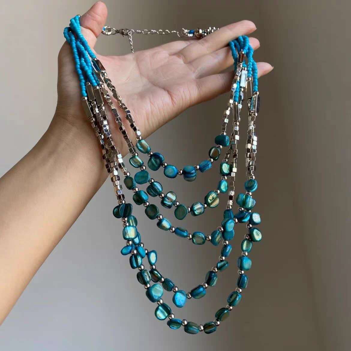 Handgefertigtes Boho-Schmuckset mit Perlen, mehrreihige Halskette, Armband und Ohrhänger, 3-teiliges Set