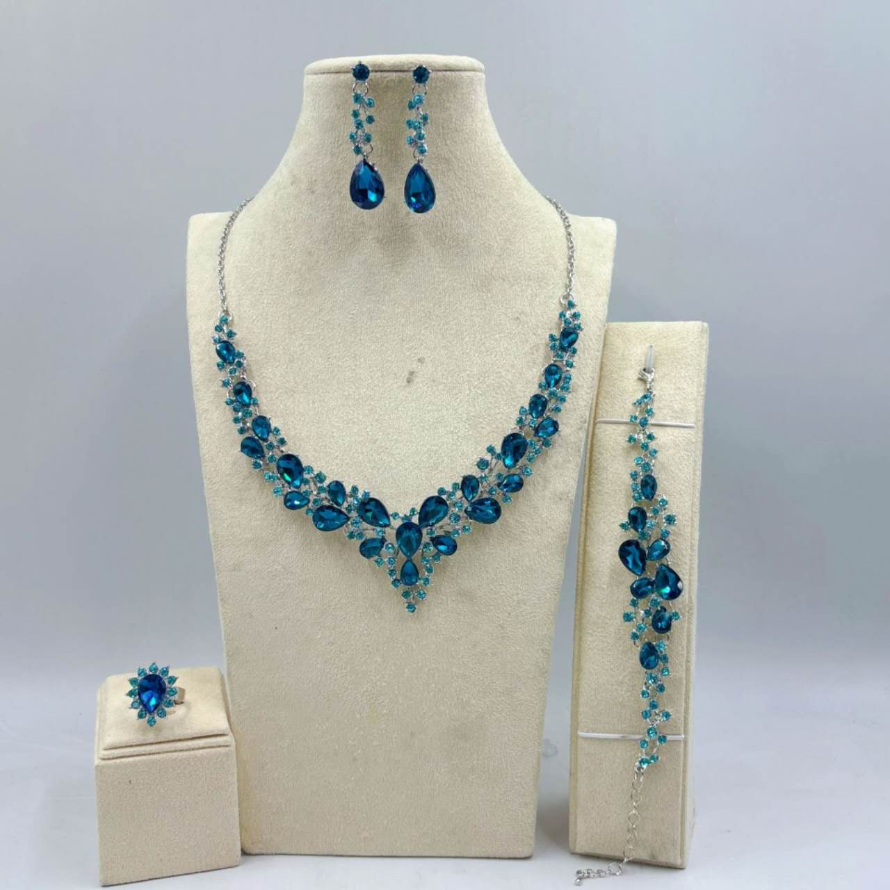 Modisches Zirkonia-Strass-Set 4-teilig