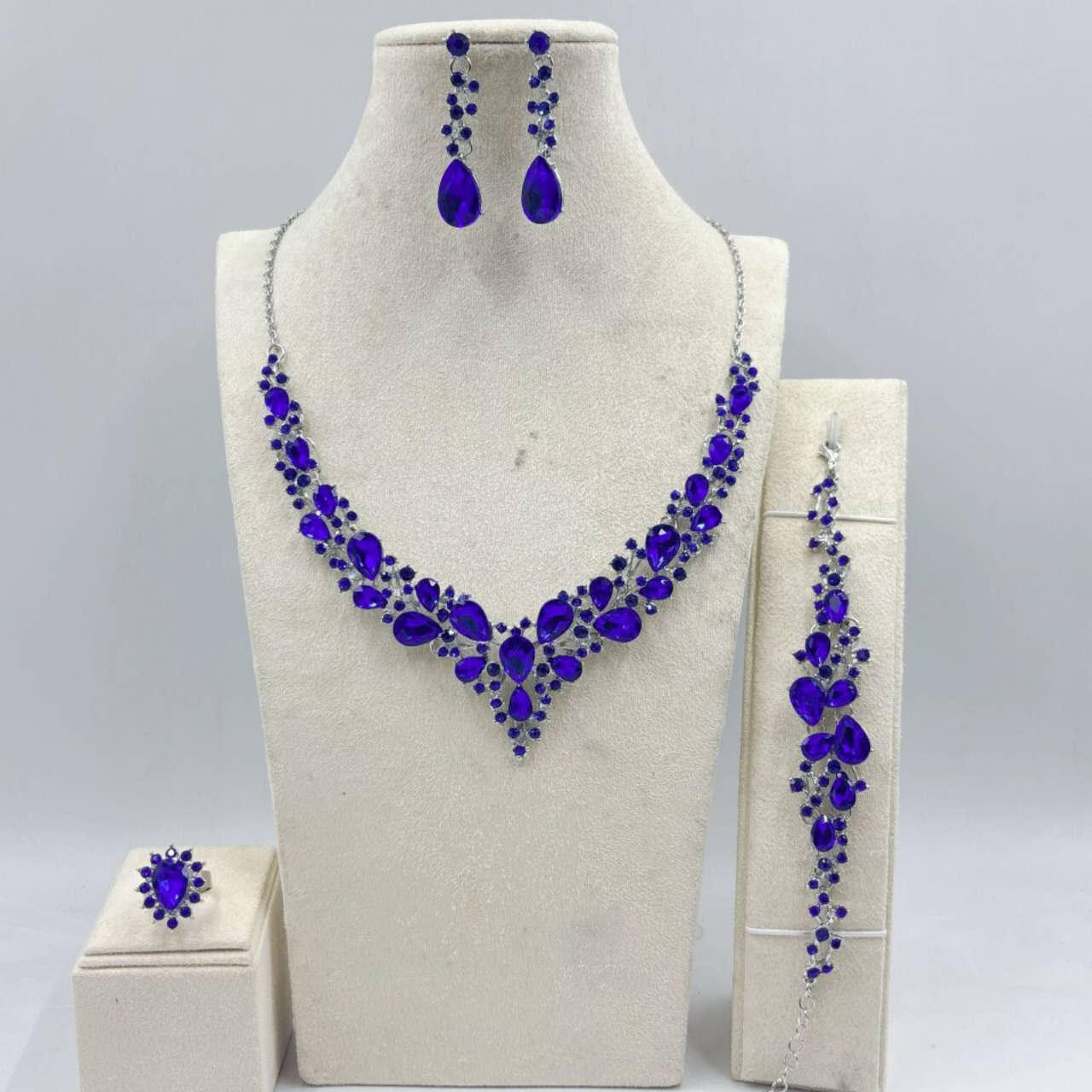Modisches Zirkonia-Strass-Set 4-teilig