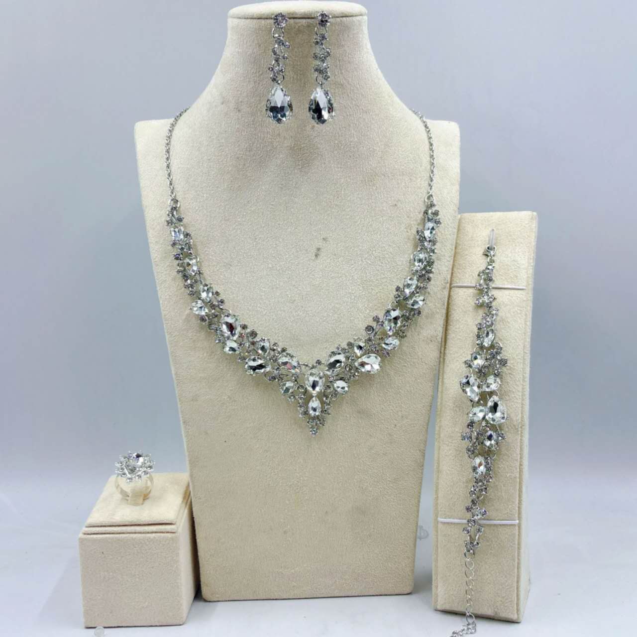 Modisches Zirkonia-Strass-Set 4-teilig