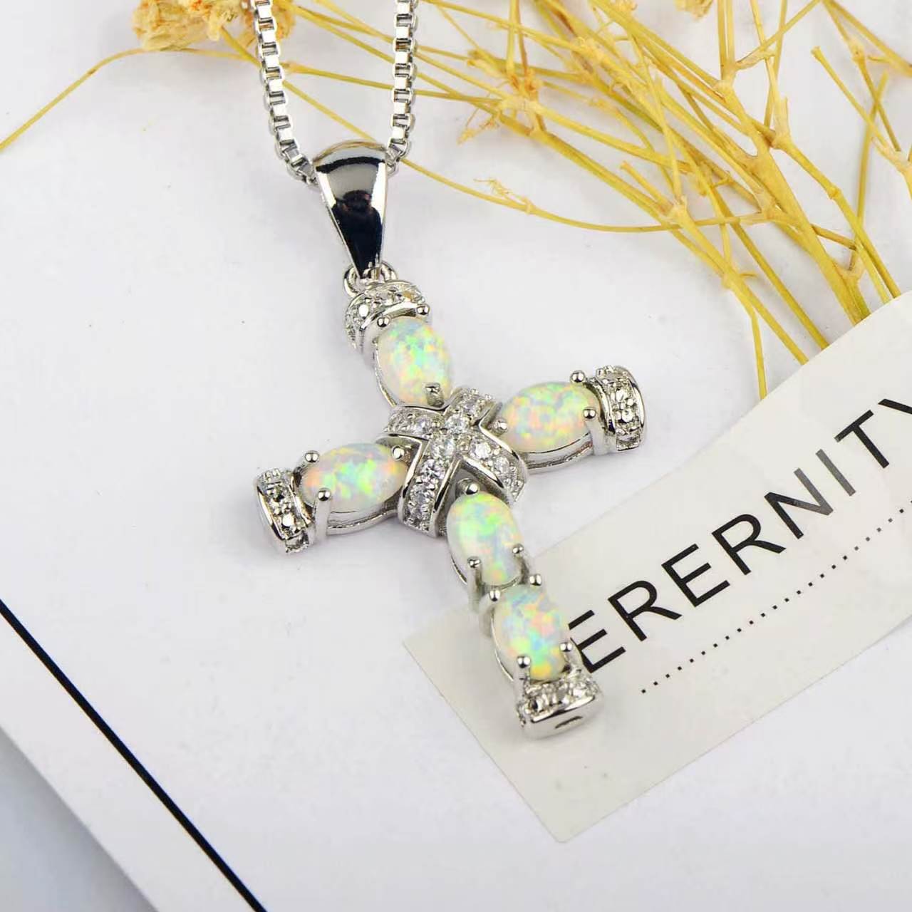 Collana croce vintage con opale, ciondolo croce opale cangiante e zirconi, collana protezione fede placcata oro rosa/oro bianco, gioiello religioso di lusso regalo per donna