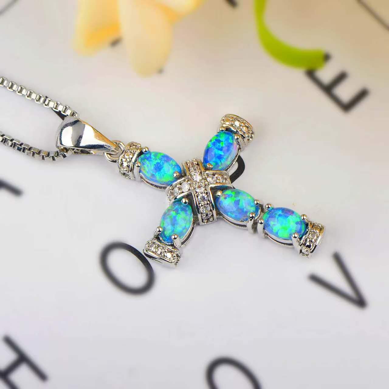 Vintage Kreuzkette mit Opal, schillernder Opal-Kreuzanhänger und Zirkonia, Halskette Schutzglaube in Roségold/Weißgold plattiert, luxuriöser religiöser Schmuck als Geschenk für Frauen