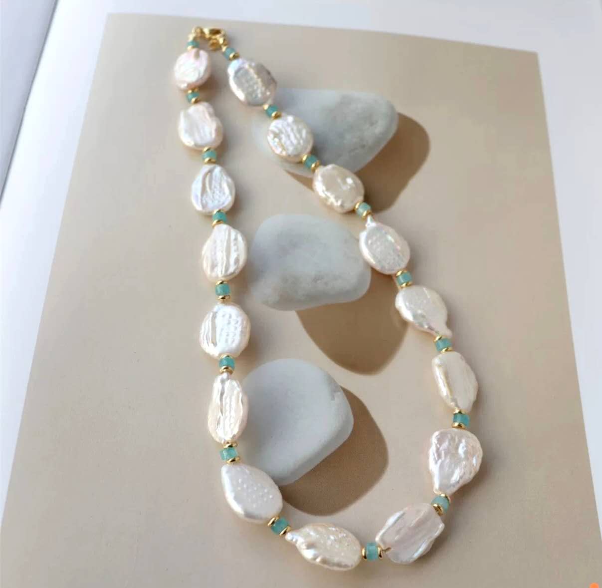 Collana Perle Barocche Naturali d’Acqua Dolce, Perle Keshi Irregolari con Perline di Amazonite, Choker Ripieno Oro 14K, Gioiello Artigianato Elegante per Donna