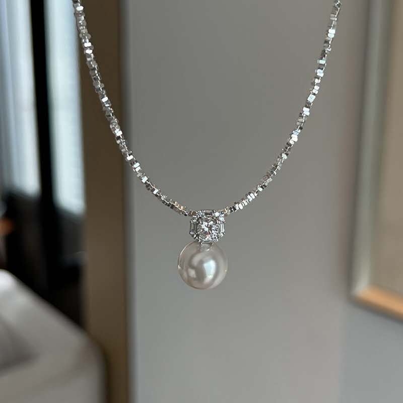 Collana con granuli d'argento frantumati e ciondolo perla madreperla di 13 mm