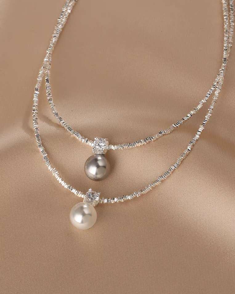 Collana con granuli d'argento frantumati e ciondolo perla madreperla di 13 mm