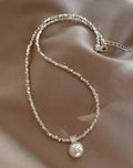 Collana con granuli d'argento frantumati e ciondolo perla madreperla di 13 mm