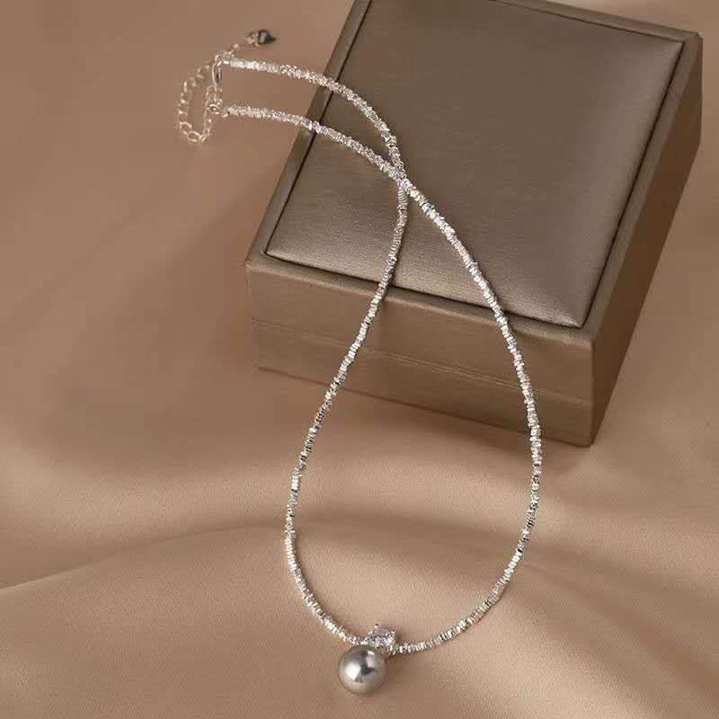 Collana con granuli d'argento frantumati e ciondolo perla madreperla di 13 mm