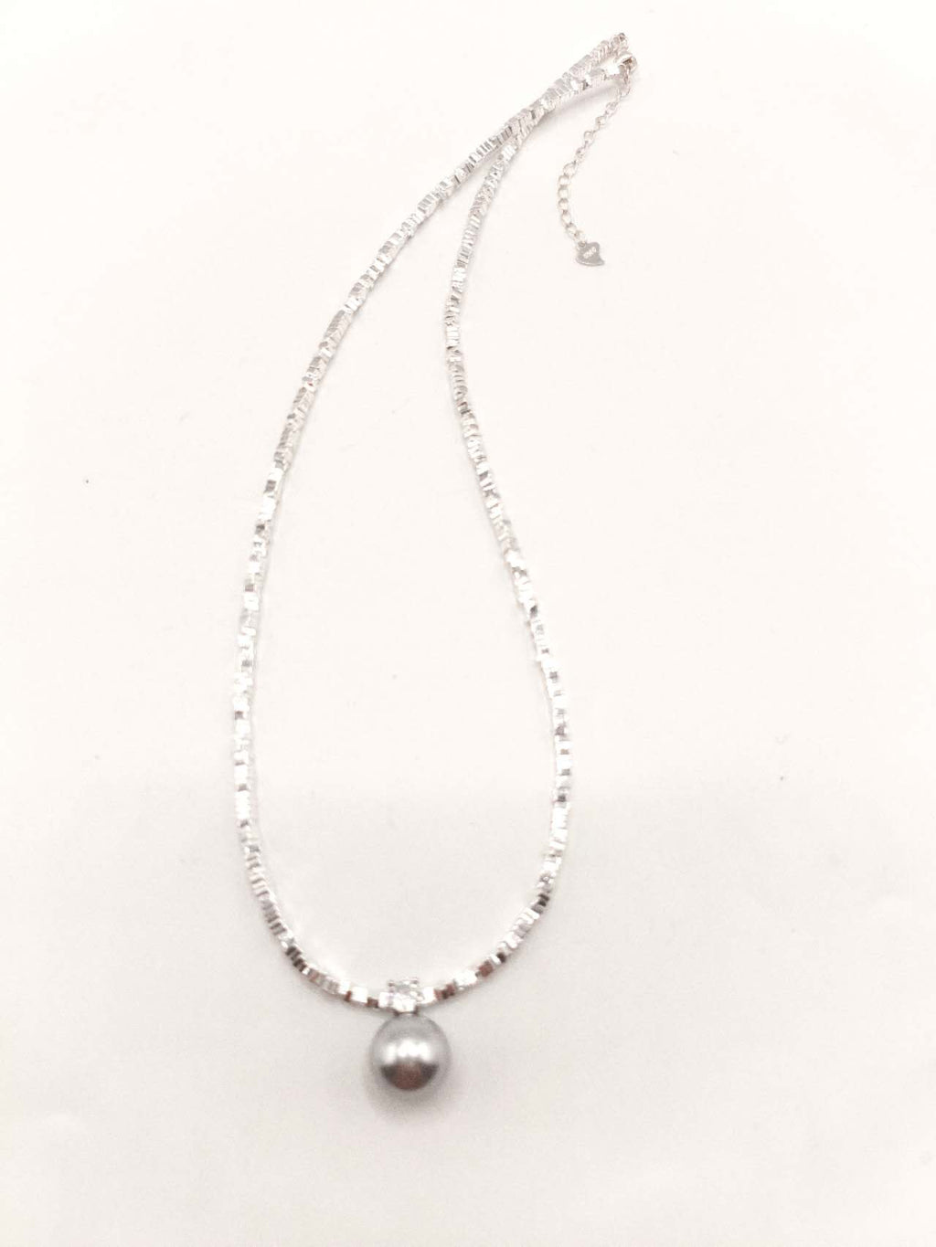 Collana con granuli d'argento frantumati e ciondolo perla madreperla di 13 mm