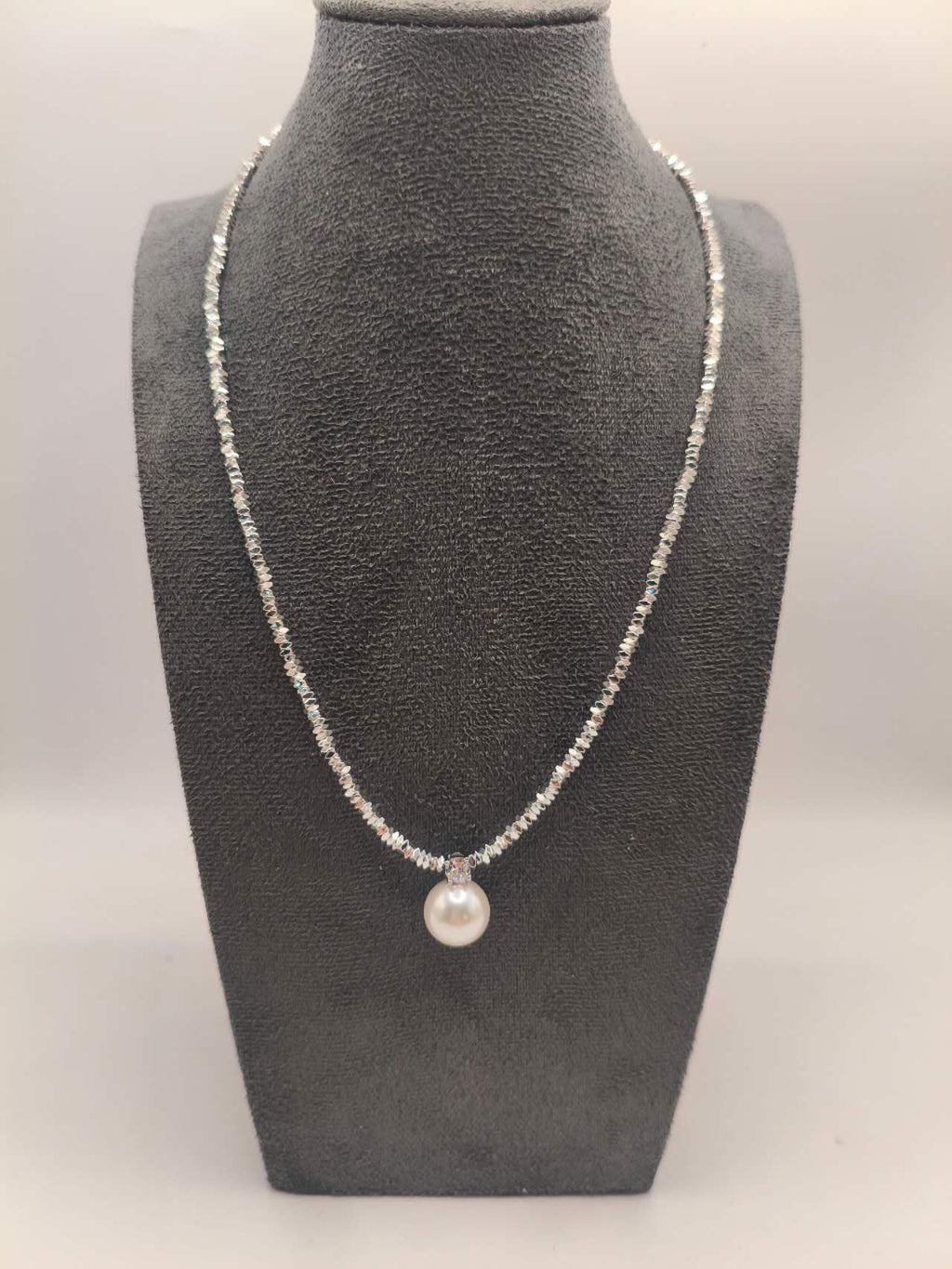 Collana con granuli d'argento frantumati e ciondolo perla madreperla di 13 mm