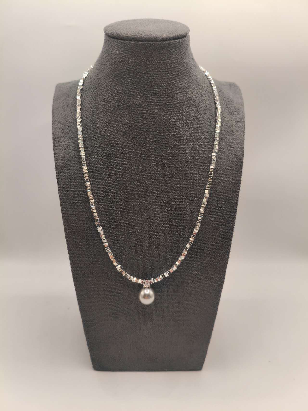 Collana con granuli d'argento frantumati e ciondolo perla madreperla di 13 mm