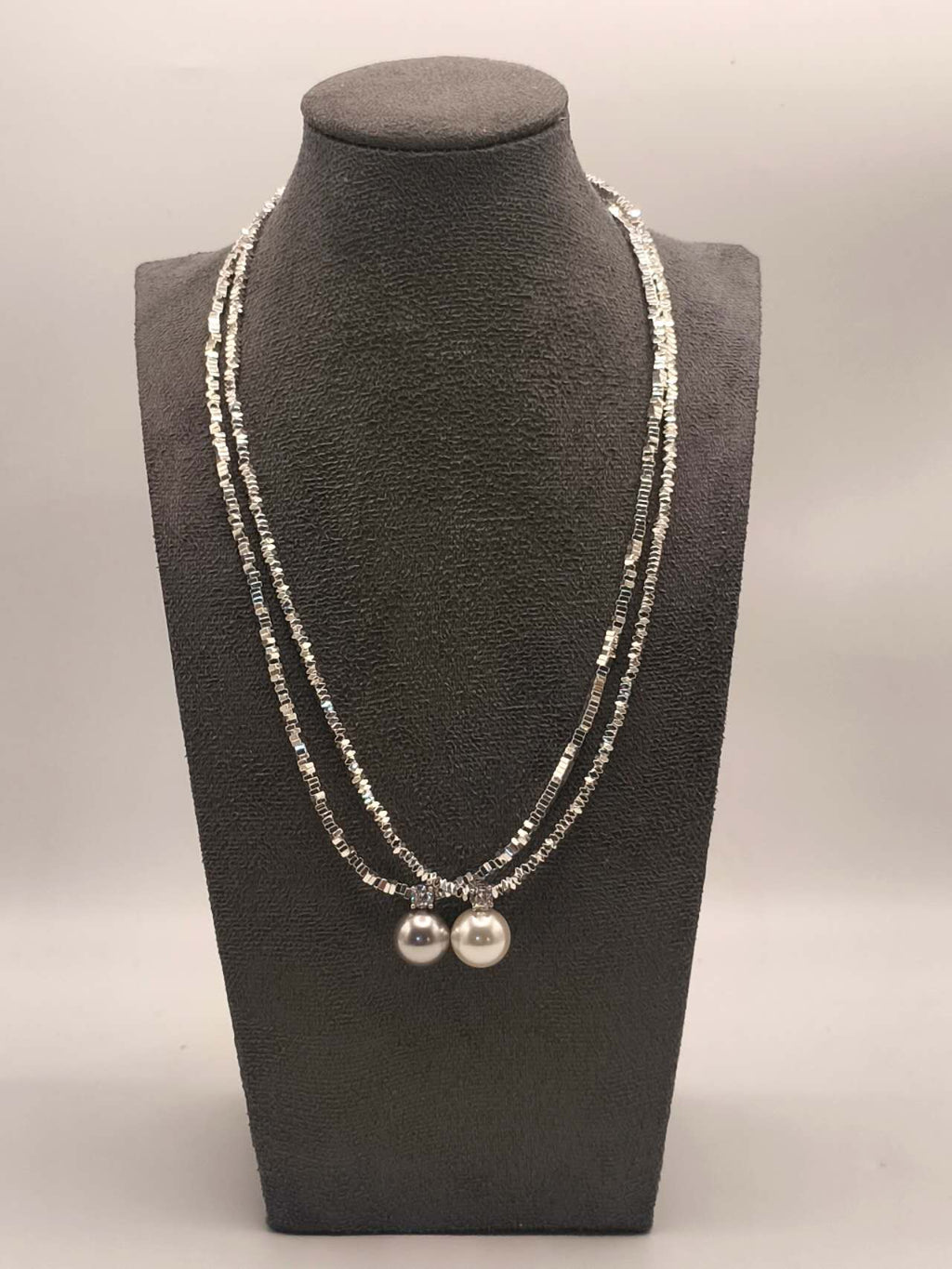 Collana con granuli d'argento frantumati e ciondolo perla madreperla di 13 mm