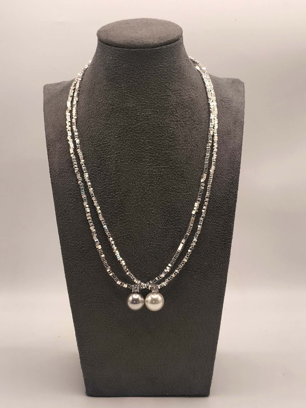Collana con granuli d'argento frantumati e ciondolo perla madreperla di 13 mm