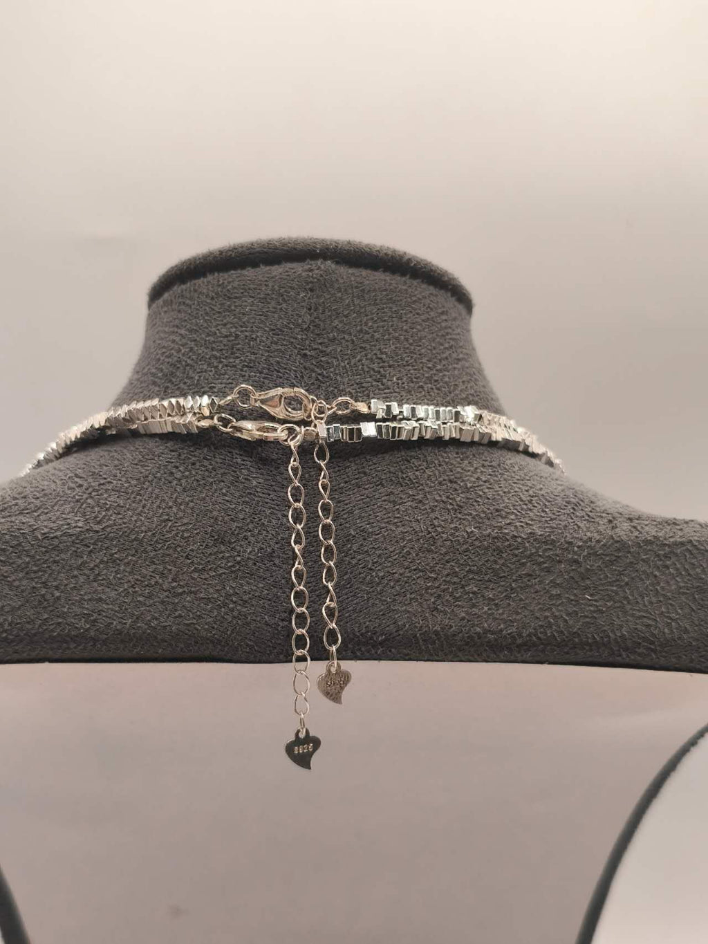 Collana con granuli d'argento frantumati e ciondolo perla madreperla di 13 mm