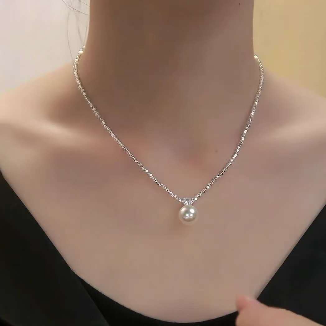 Collana con granuli d'argento frantumati e ciondolo perla madreperla di 13 mm