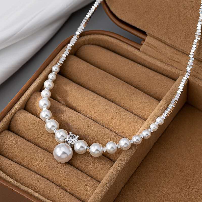collana con granuli d'argento frantumati con perle irregolari