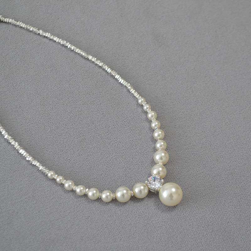collana con granuli d'argento frantumati con perle irregolari