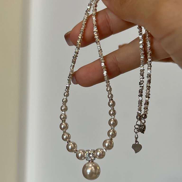 collana con granuli d'argento frantumati con perle irregolari