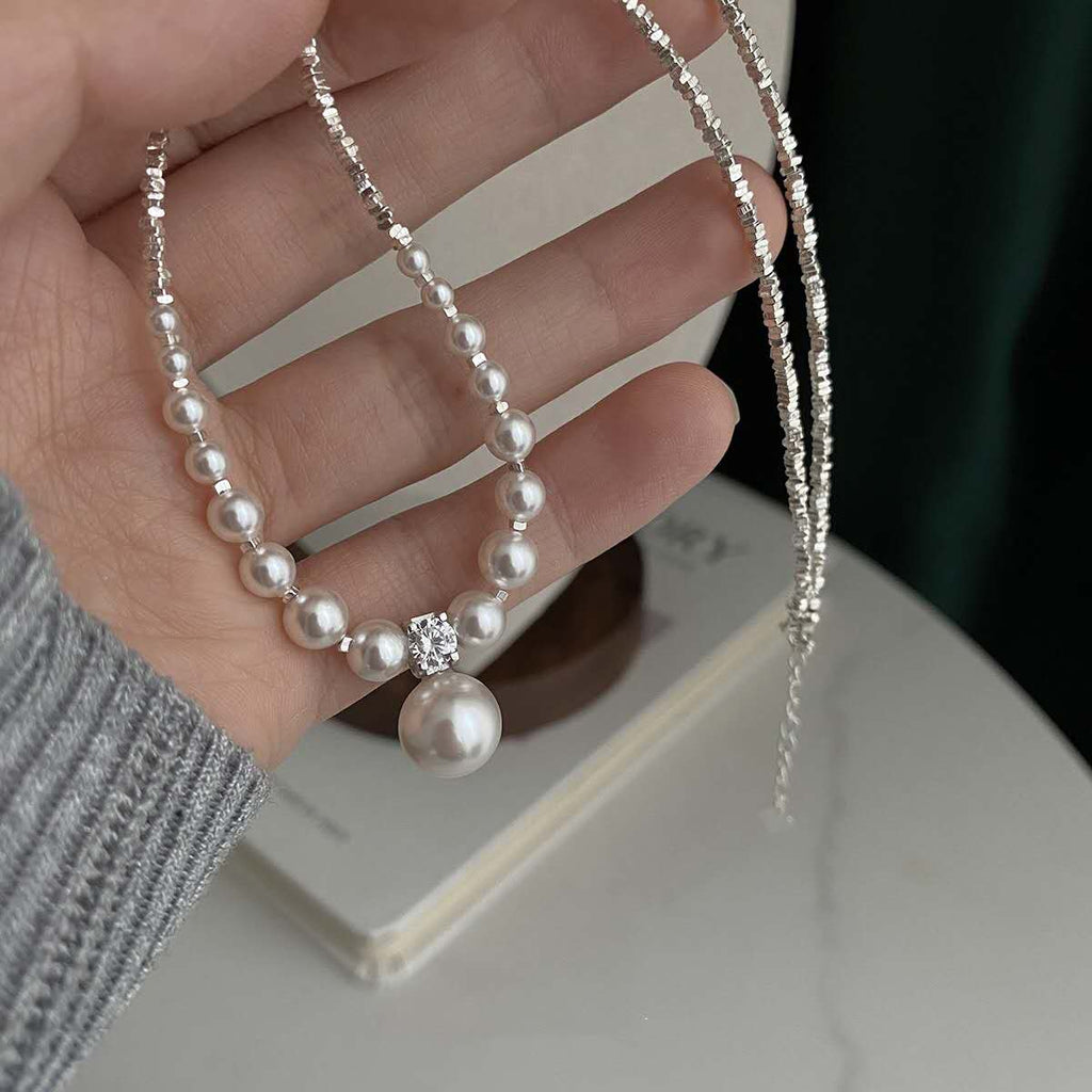 collana con granuli d'argento frantumati con perle irregolari