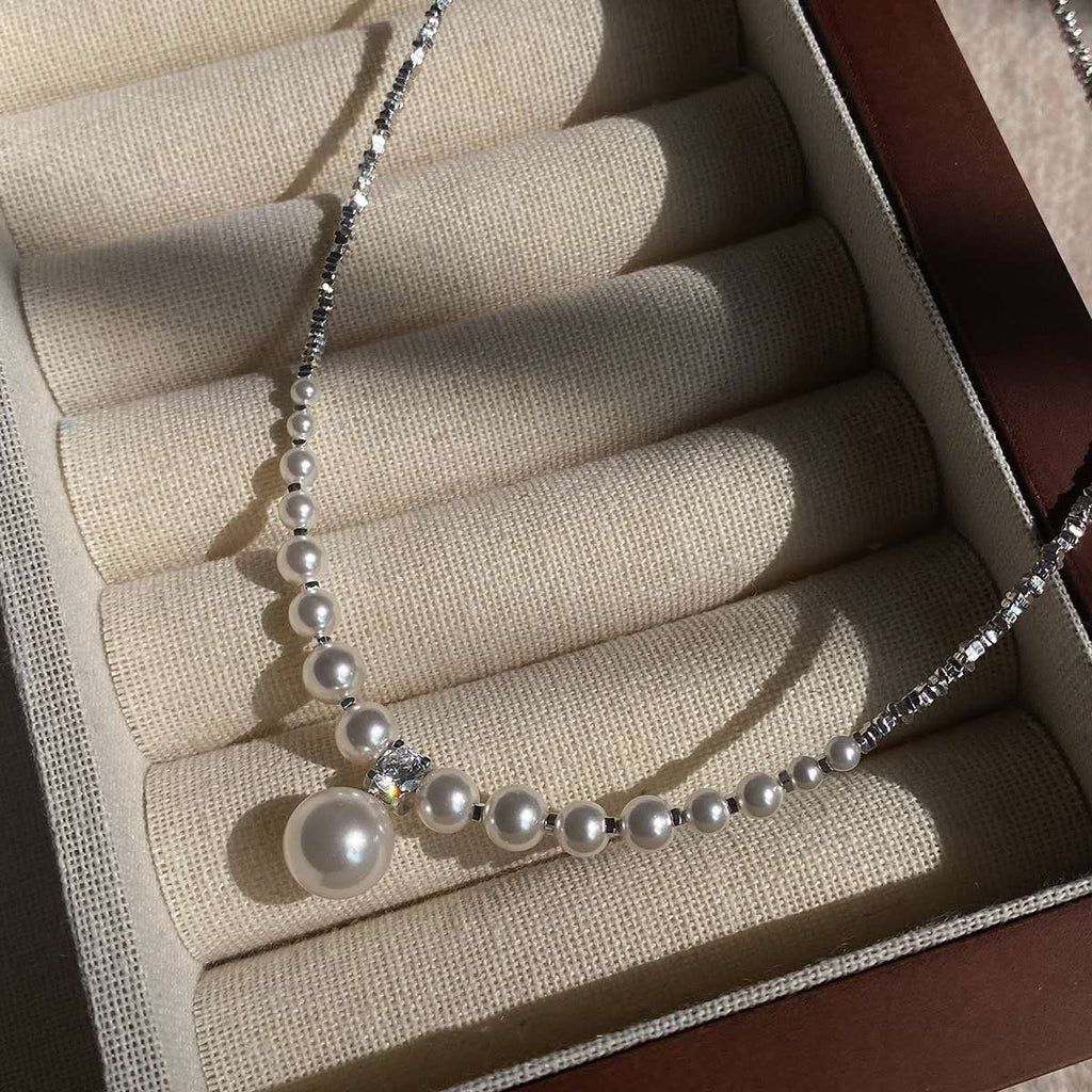 collana con granuli d'argento frantumati con perle irregolari