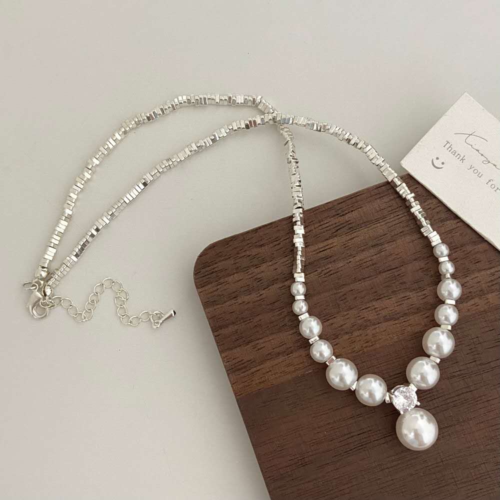 collana con granuli d'argento frantumati con perle irregolari