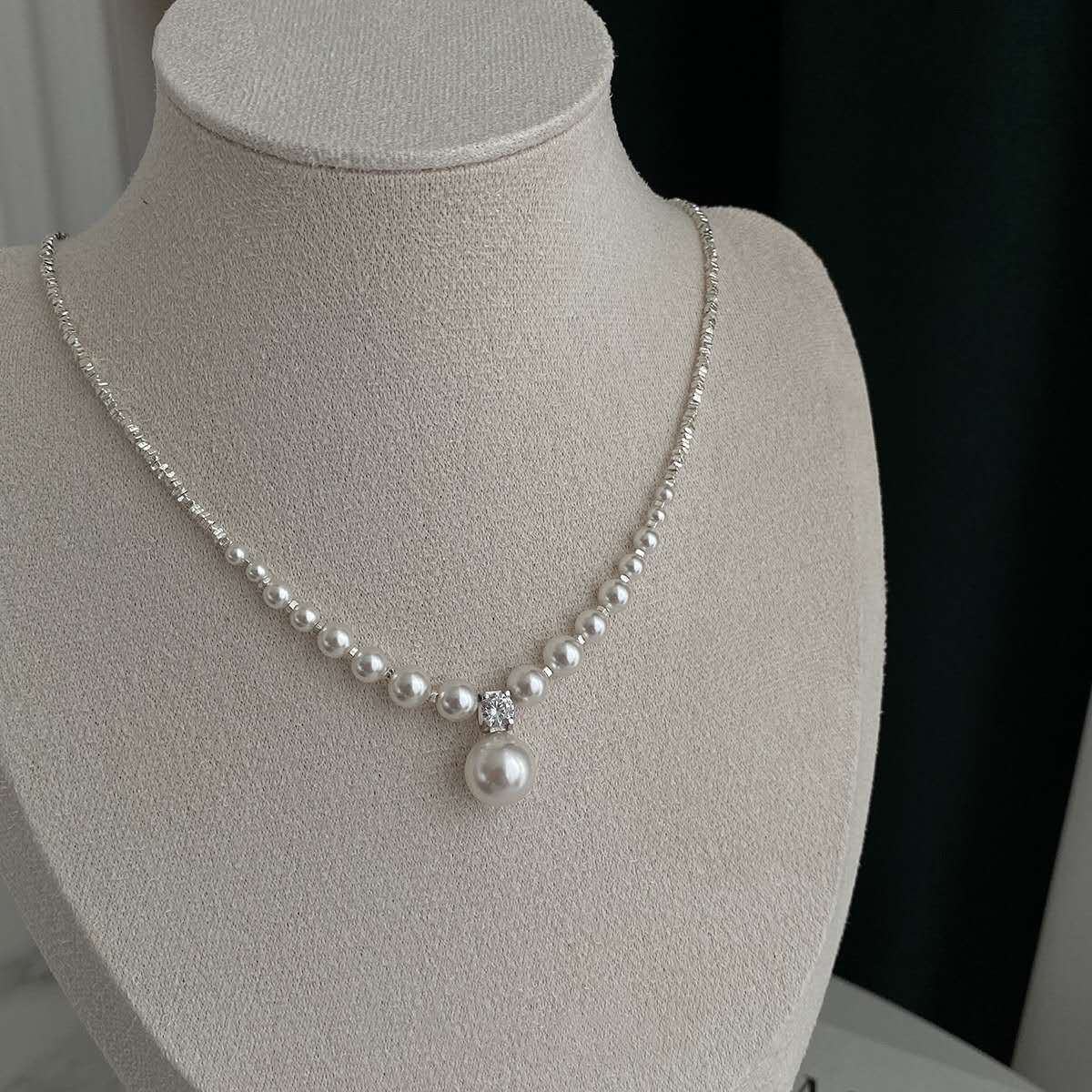 collana con granuli d'argento frantumati con perle irregolari