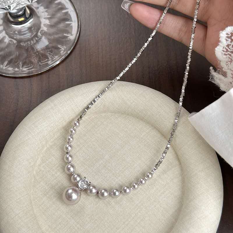 collana con granuli d'argento frantumati con perle irregolari