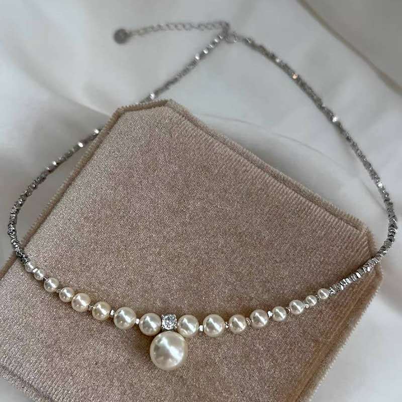 collana con granuli d'argento frantumati con perle irregolari