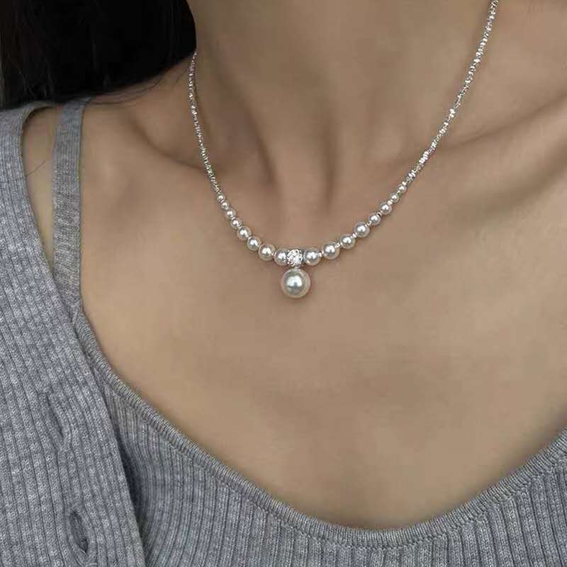 collana con granuli d'argento frantumati con perle irregolari