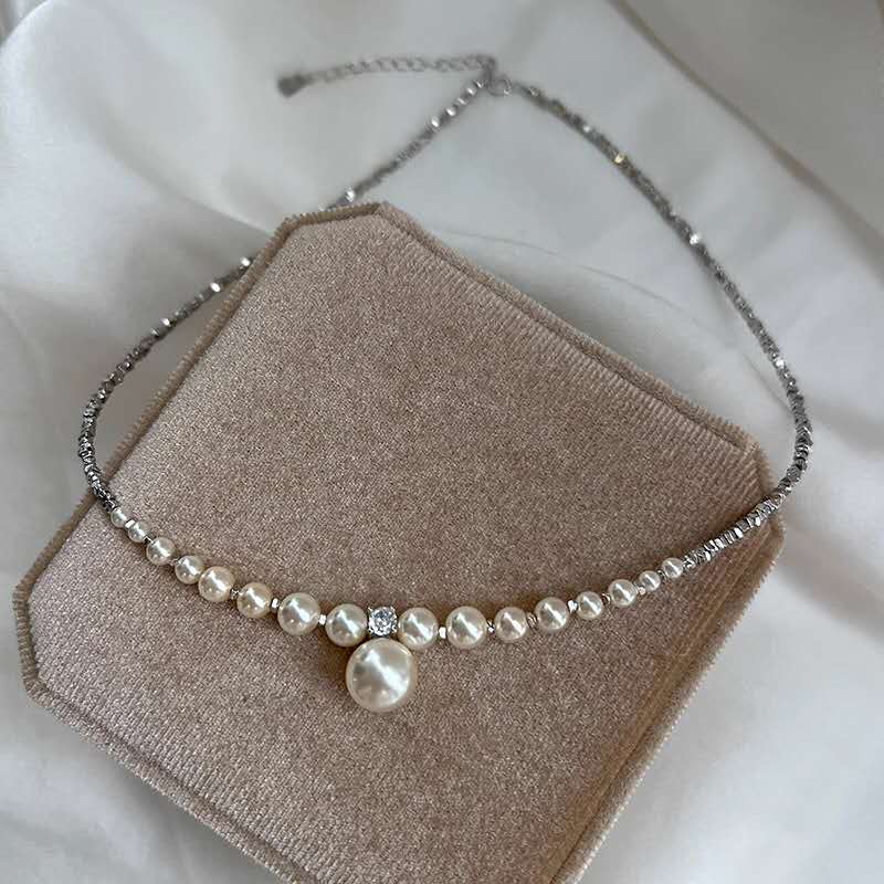 collana con granuli d'argento frantumati con perle irregolari