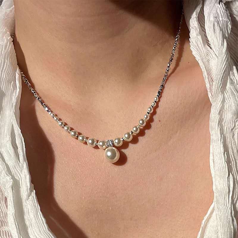 collana con granuli d'argento frantumati con perle irregolari