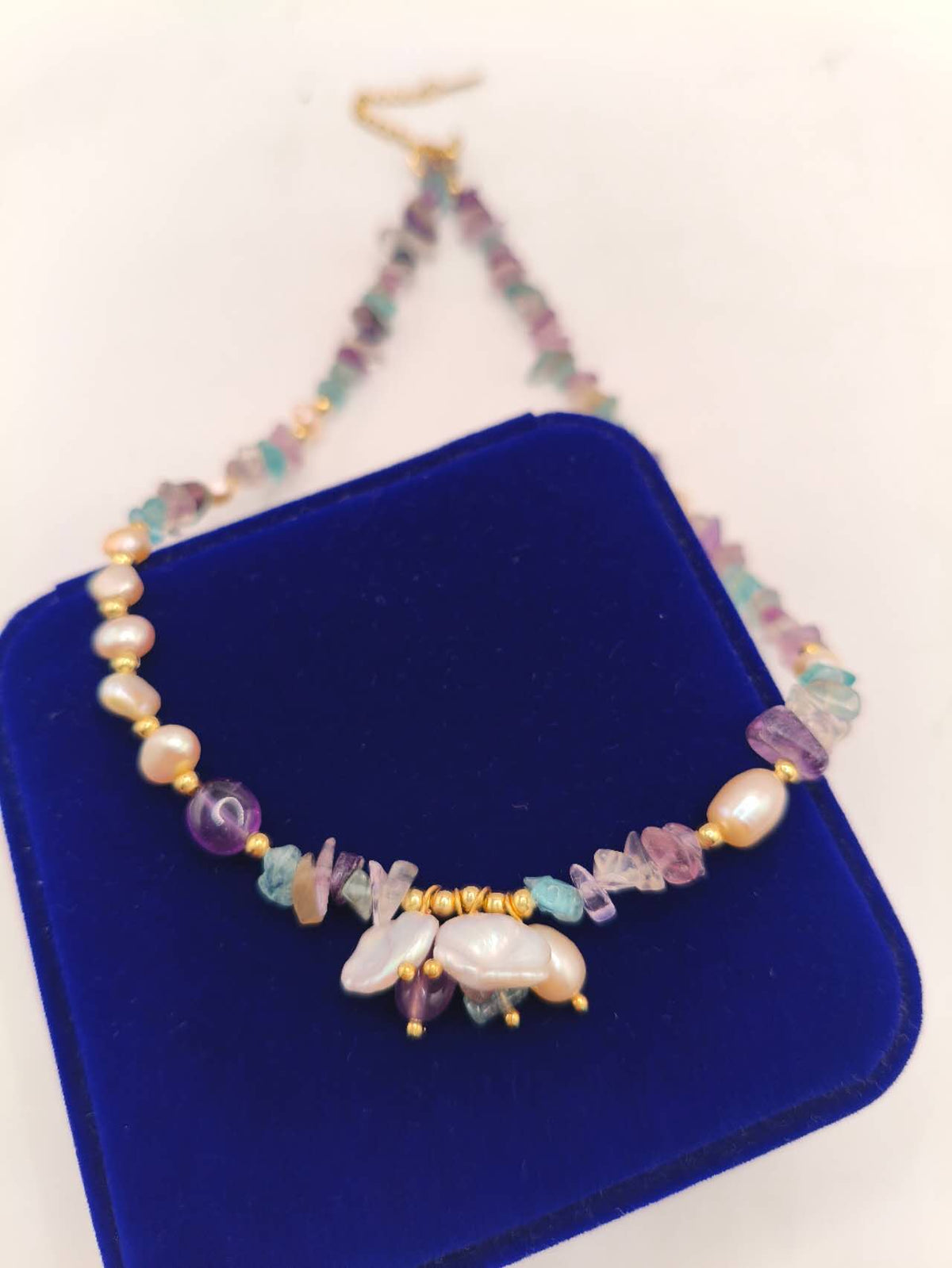 Halskette Süßwasserperlen Natur Amethyst Fluorit, verstellbare Halskette Titanstahl bunte Vintage-Steine