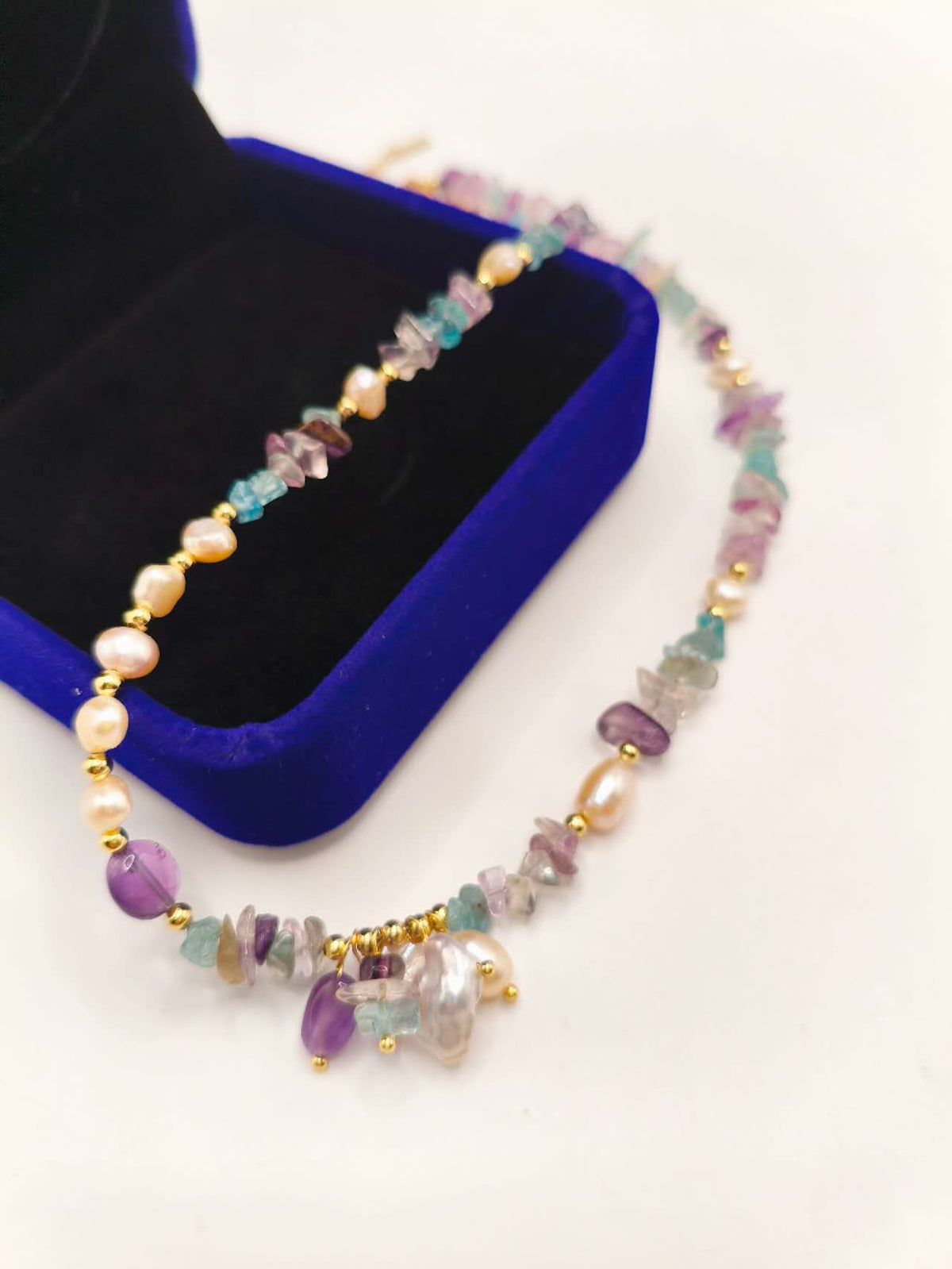 Halskette Süßwasserperlen Natur Amethyst Fluorit, verstellbare Halskette Titanstahl bunte Vintage-Steine