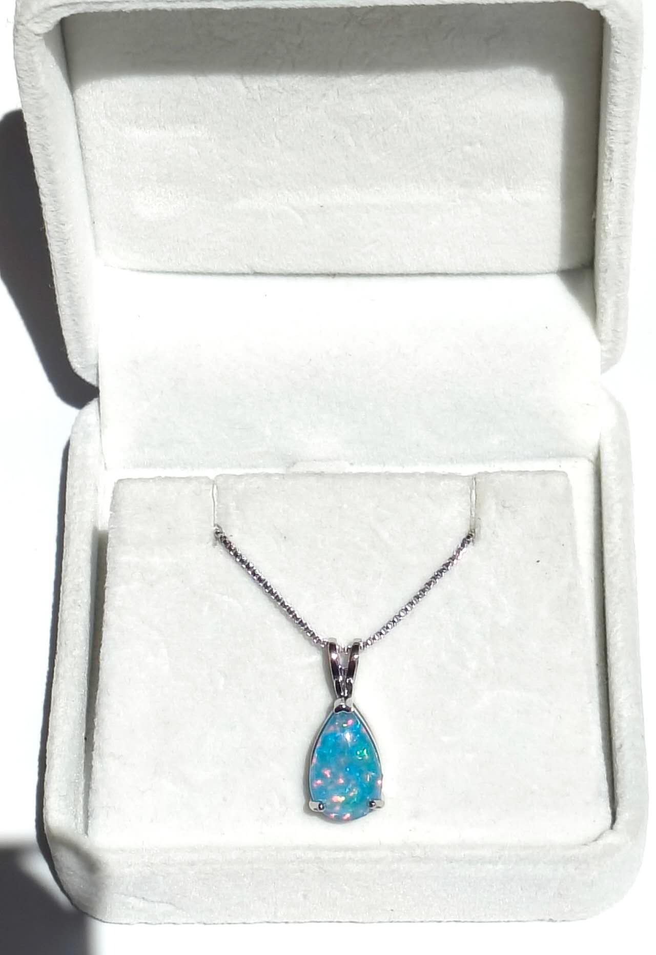 Collana di opale forma goccia placcato in oro bianco 18K