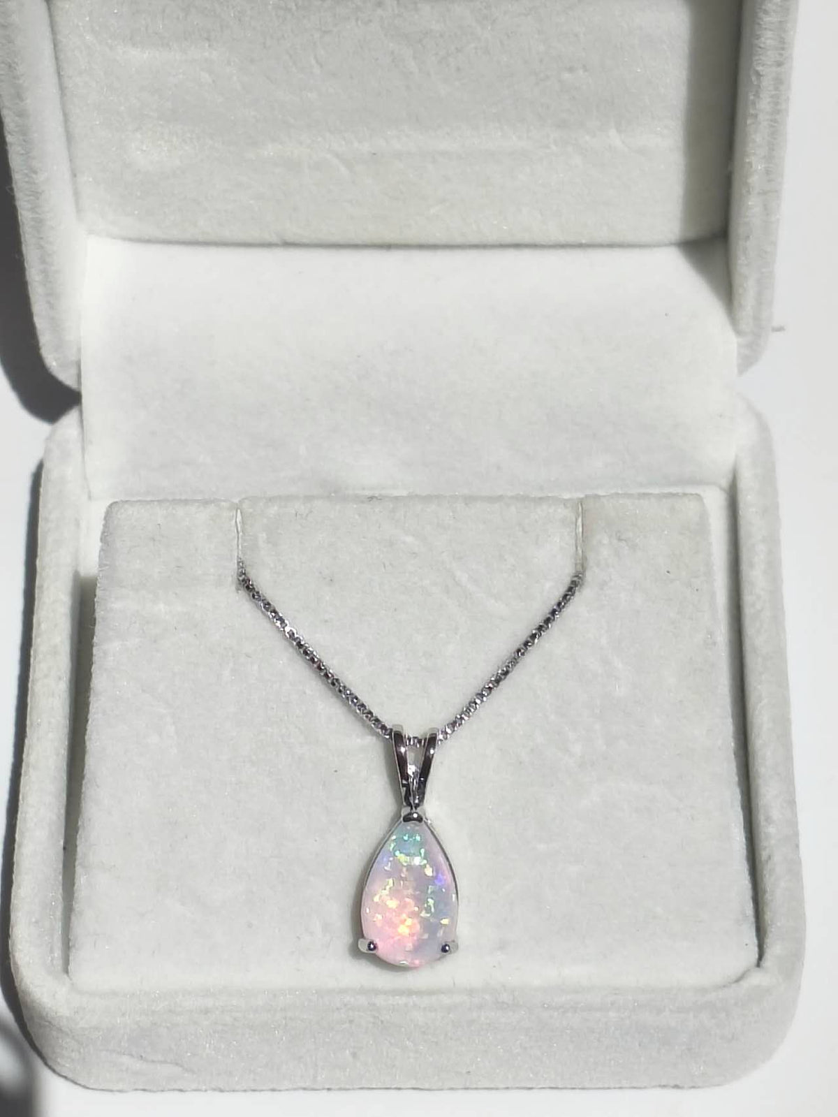 Collana di opale forma goccia placcato in oro bianco 18K