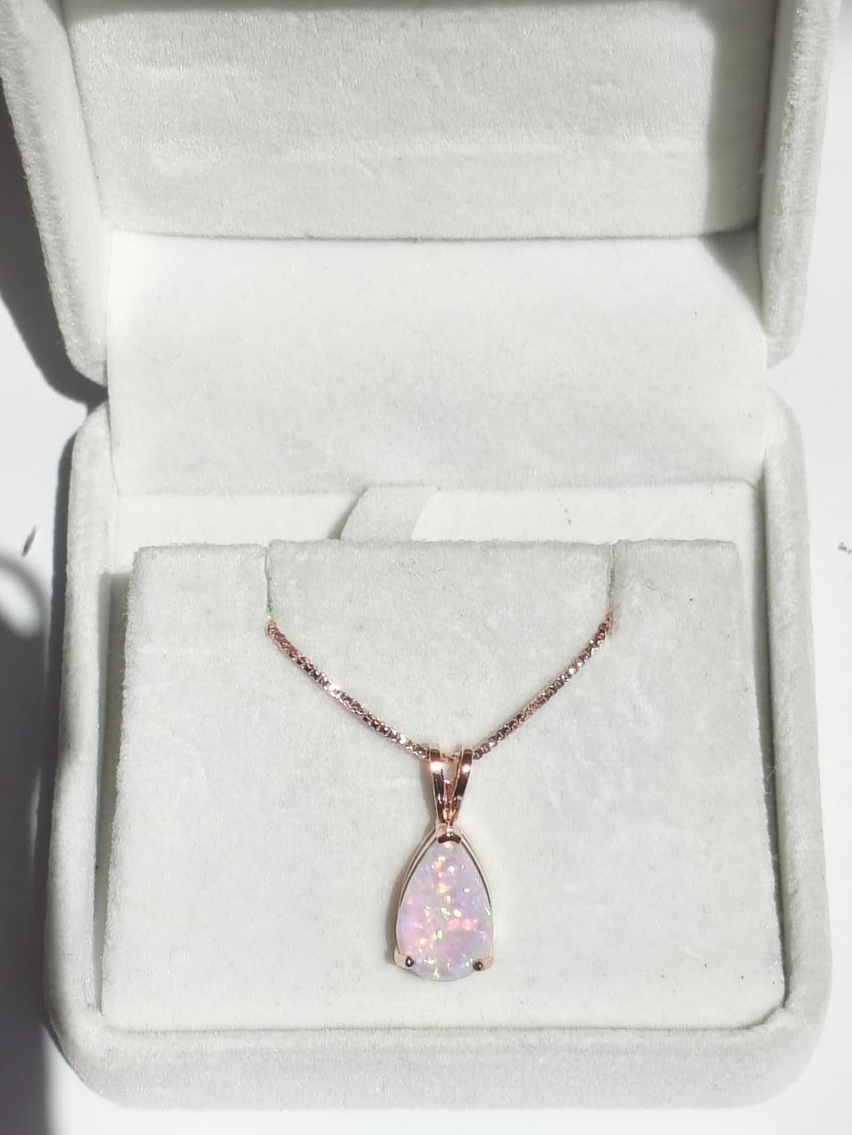 Collana di opale forma goccia placcato in oro bianco 18K