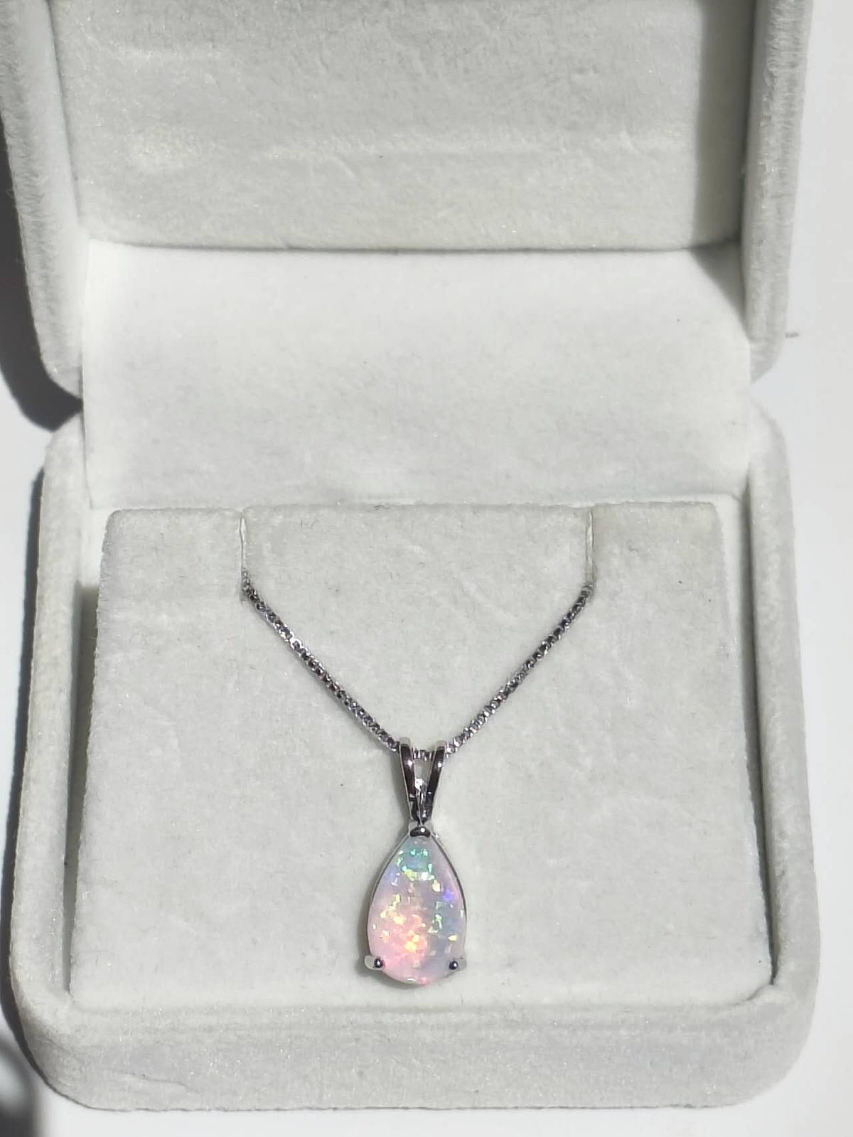 Collana di opale forma goccia placcato in oro bianco 18K