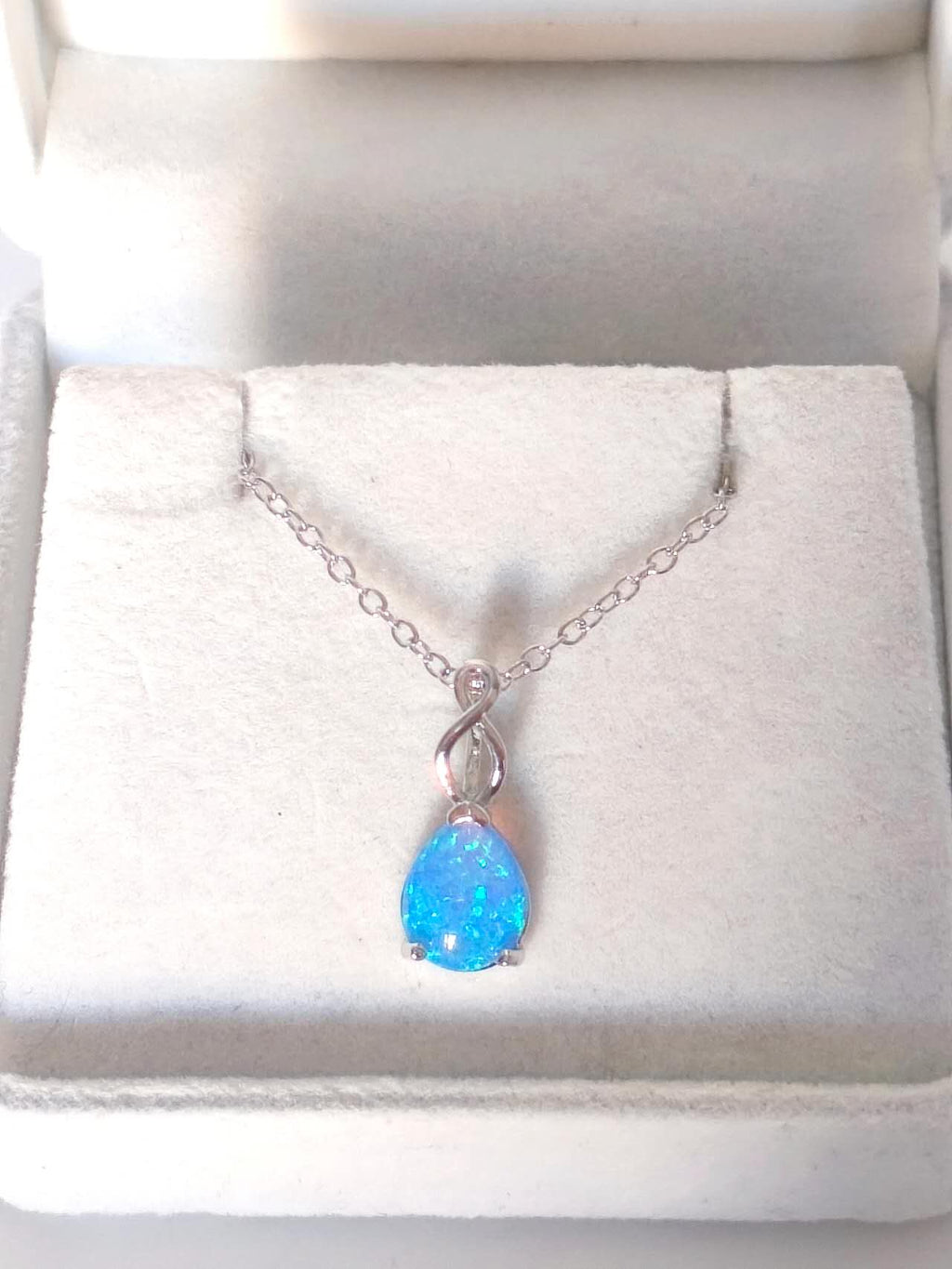 collana placcato in oro bianco 18K con opale forma goccia