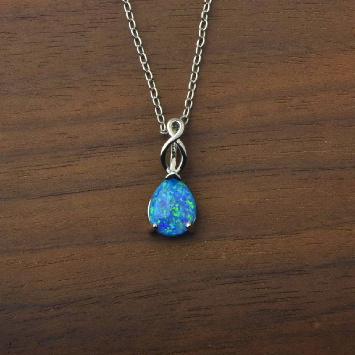 collana placcato in oro bianco 18K con opale forma goccia
