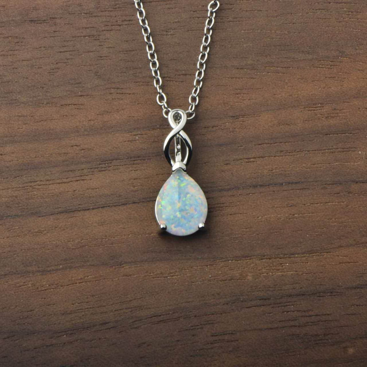 collana placcato in oro bianco 18K con opale forma goccia
