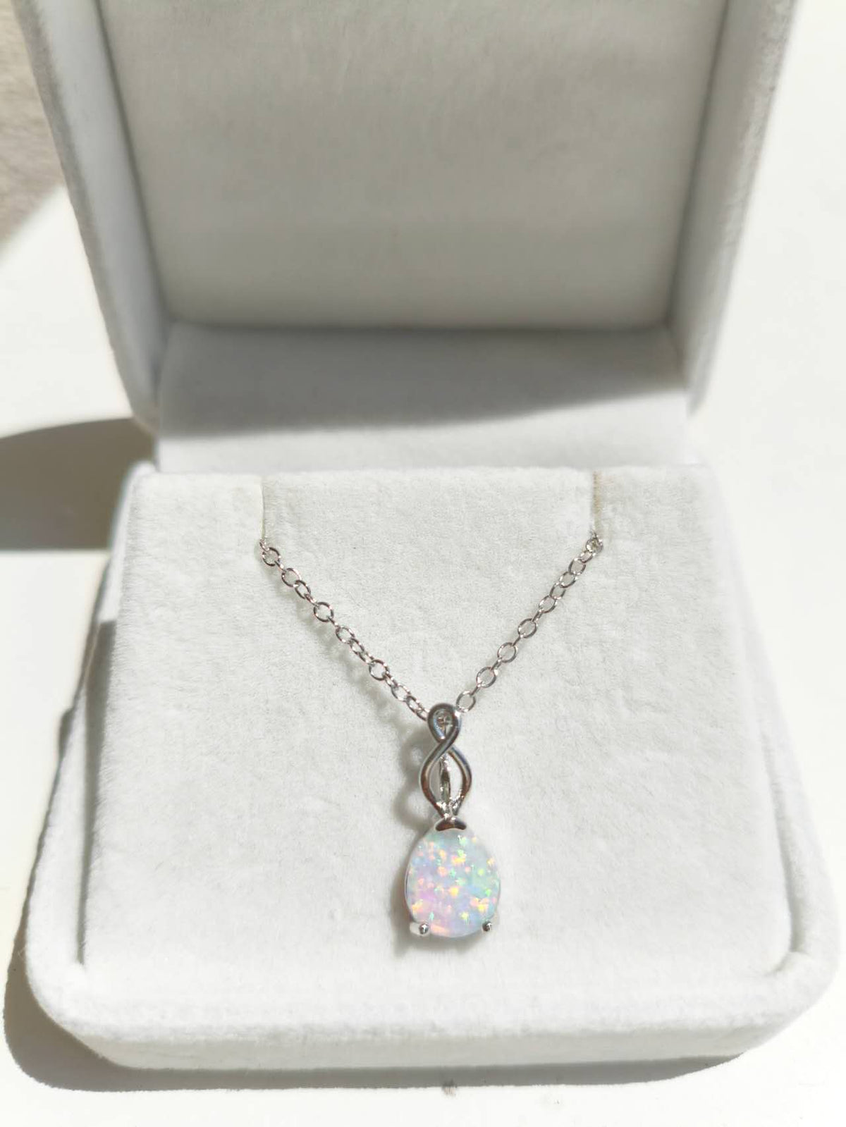 collana placcato in oro bianco 18K con opale forma goccia