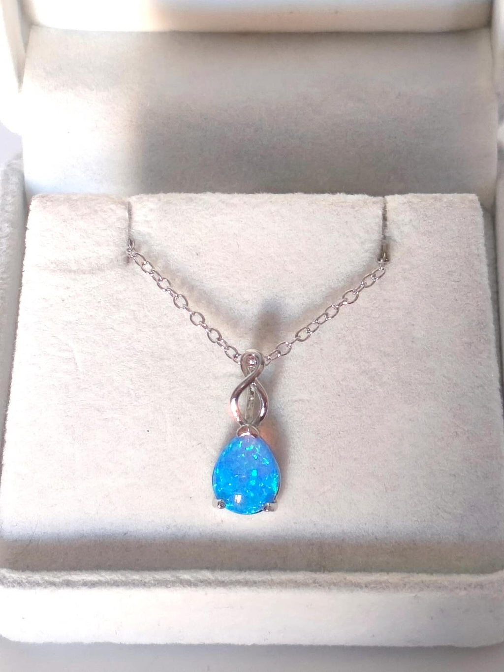 collana placcato in oro bianco 18K con opale forma goccia