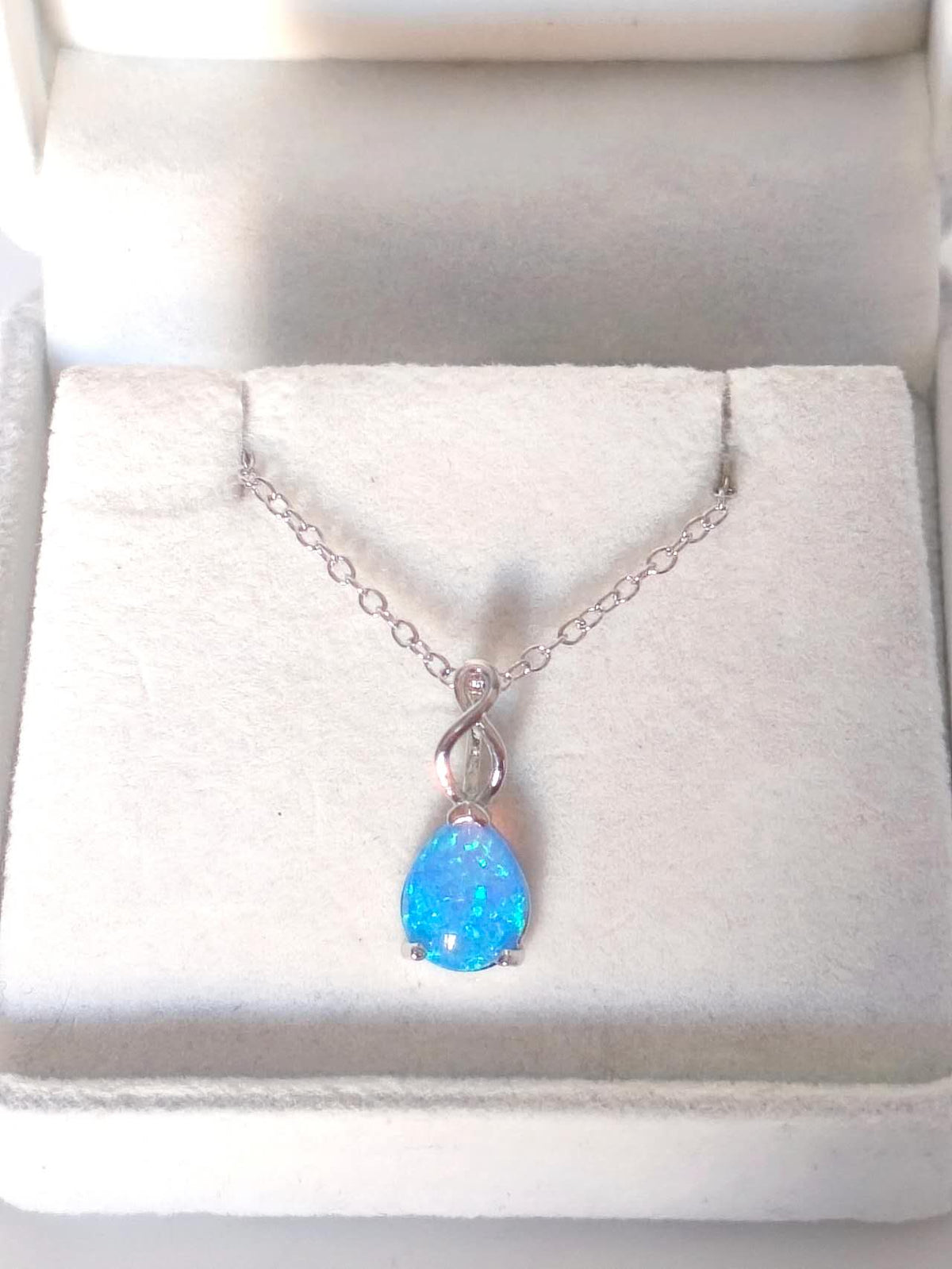 collana placcato in oro bianco 18K con opale forma goccia